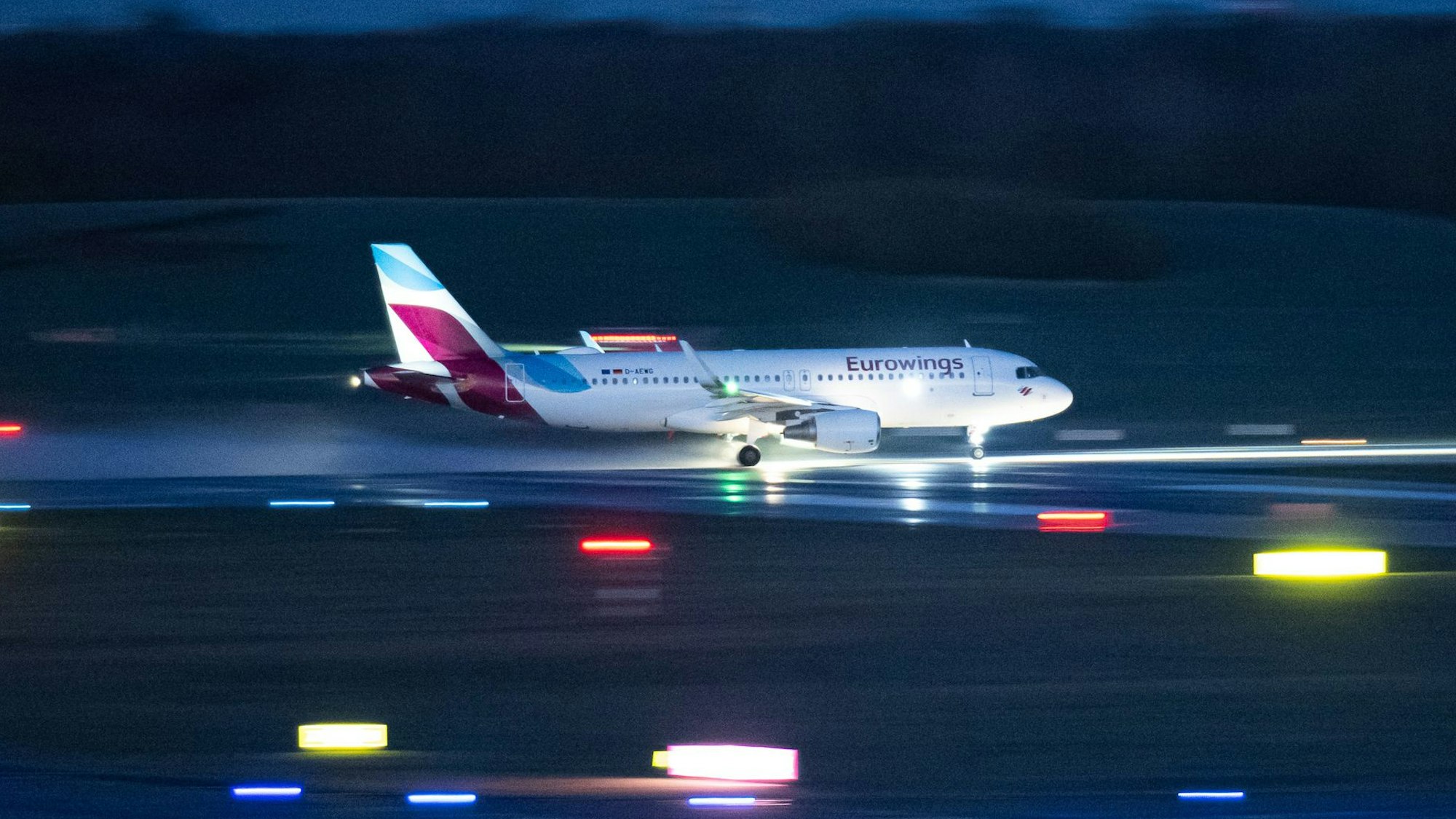 Ein Airbus A320 der deutschen Fluggesellschaft Eurowings beim Start in der Nacht am Flughafen Hamburg. (Symbolbild)