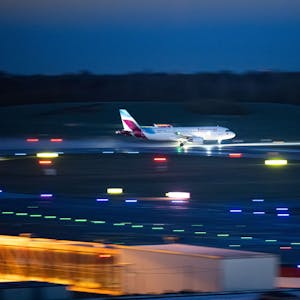 Ein Airbus A320 der deutschen Fluggesellschaft Eurowings beim Start in der Nacht am Flughafen Hamburg. (Symbolbild)