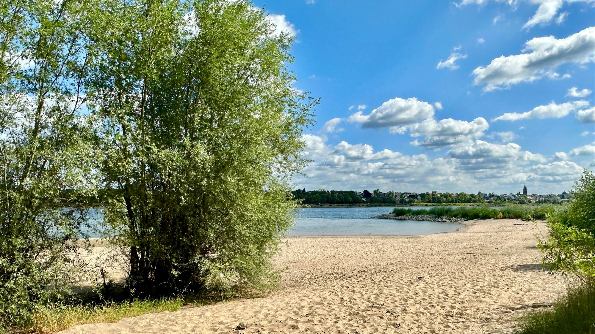 Das Rheinufer im Kölner Süden, auch Rodenkirchener Riveria genannt, bietet Sandstrände und Rheinblick.
