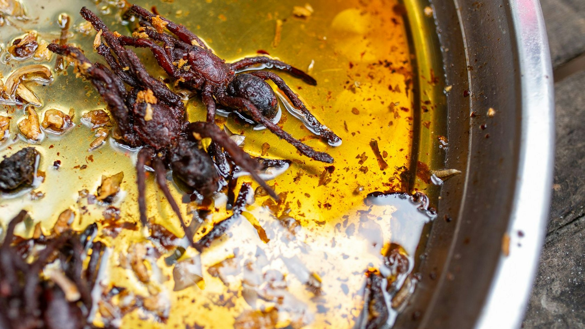 Zwei gebratene Vogelspinnen in goldenem Öl auf dem Udong Markt.