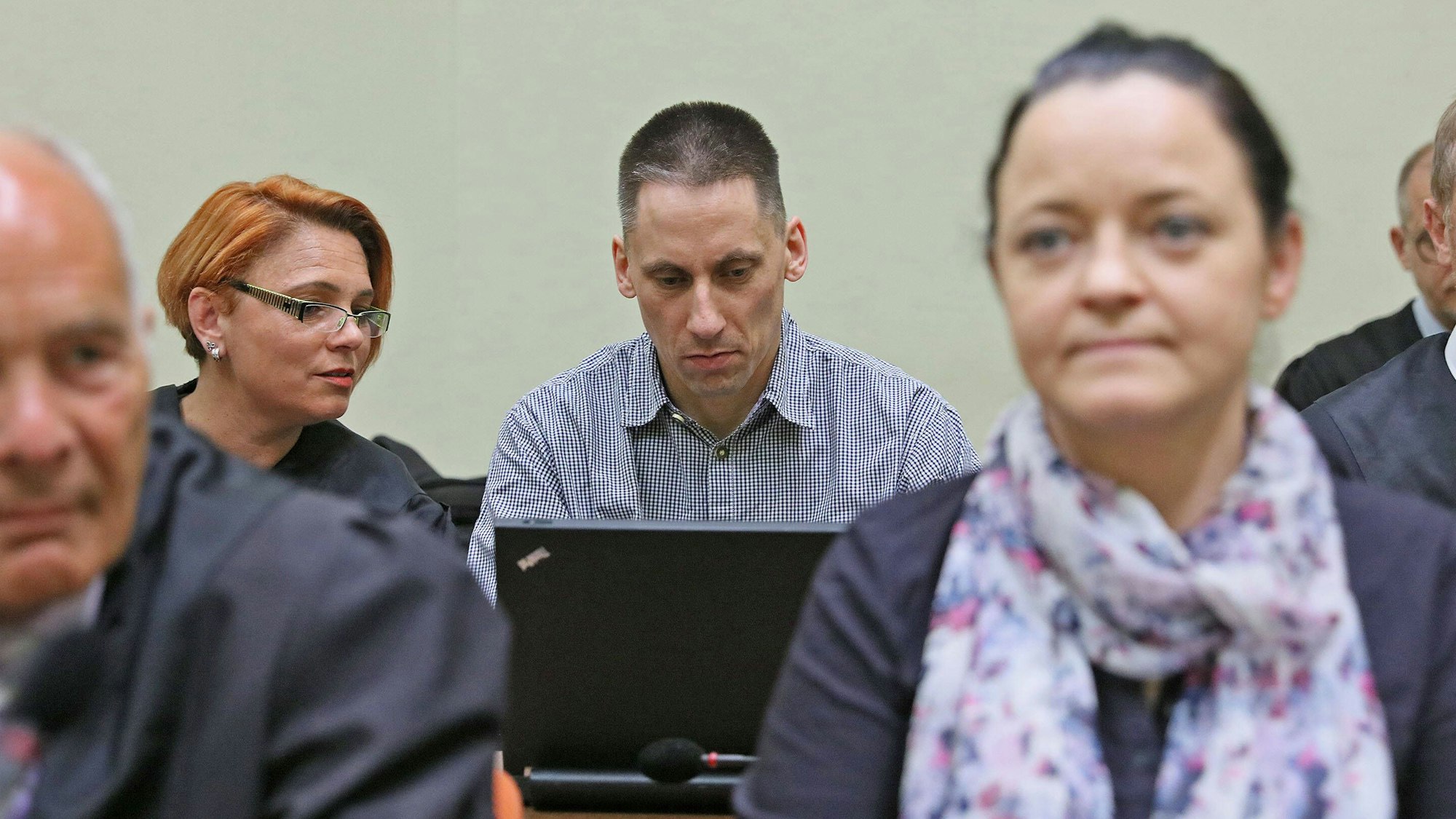 Die Aufnahme zeigt zwei Hauptangeklagte des NSU-Prozesses: Hinten Ralf Wohlleben mit Anwältin Schneider, vorne links ist Anwalt Hermann Borchert mit Beate Zschäpe zu sehen.