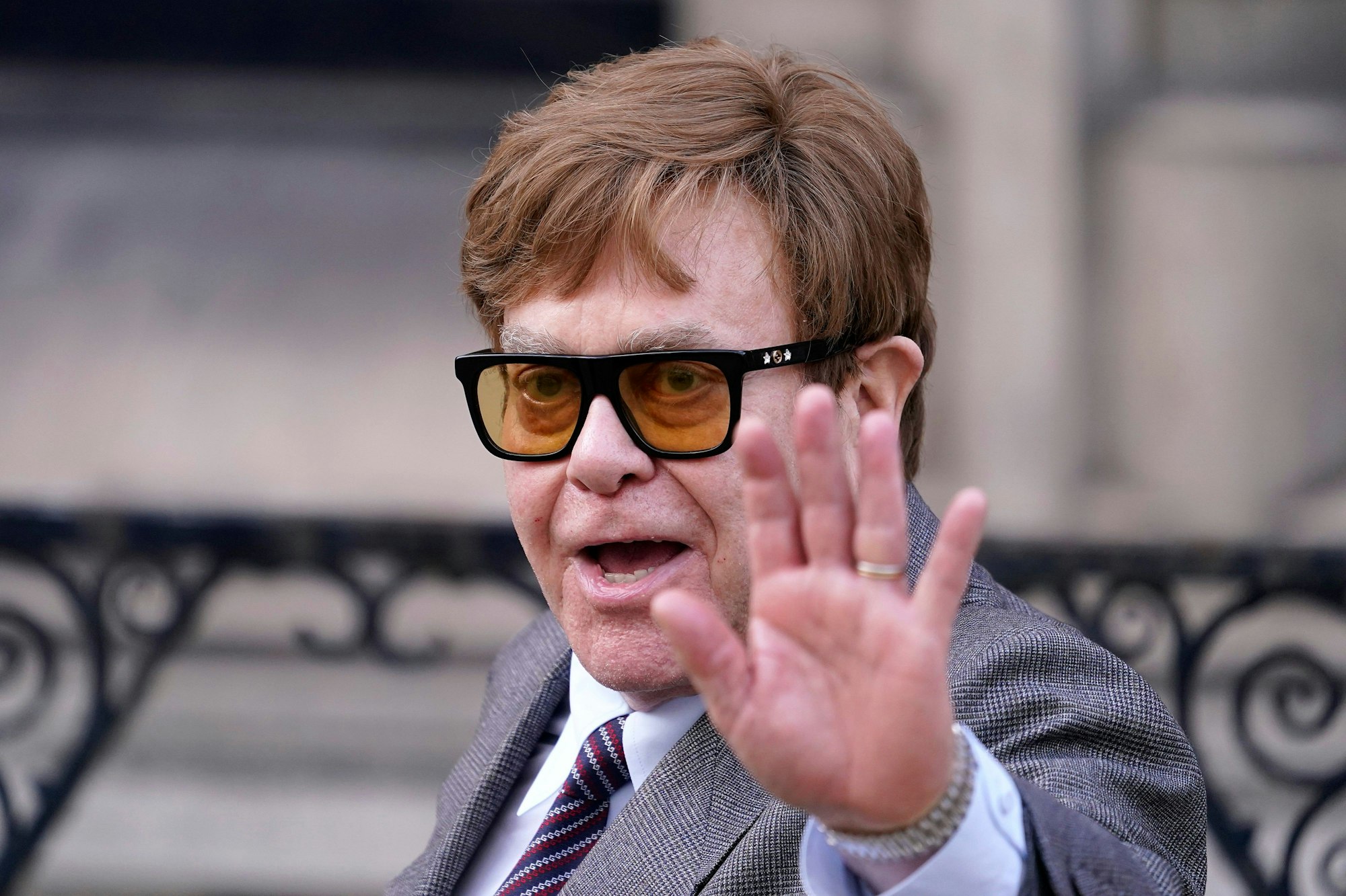 Elton John, britischer Sänger, winkt, als er das Royal Courts Of Justice im Zentrum Londons nach einer Anhörung verlässt.