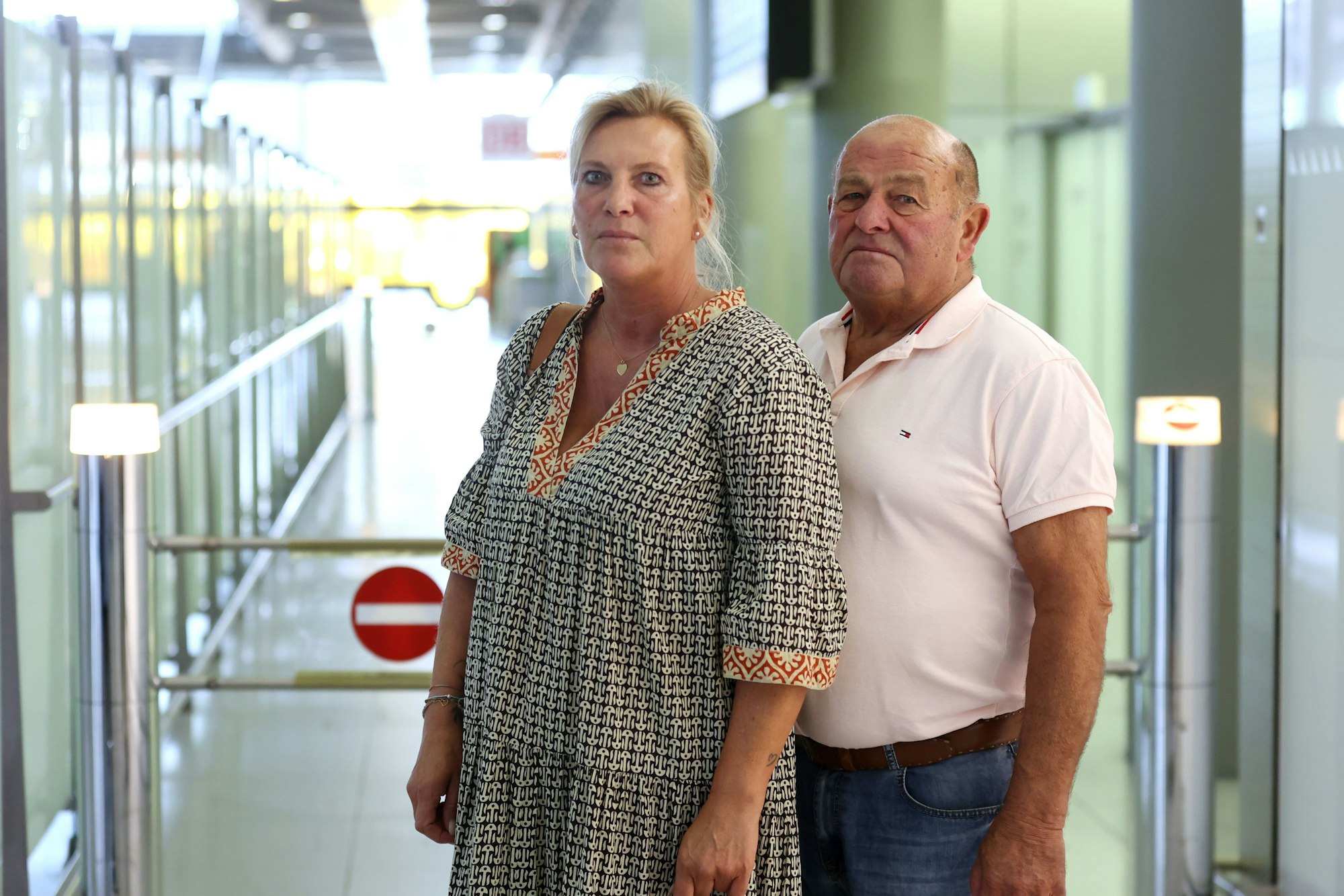 Stephanie und Helmut Schoellkens stehen am Ankunftsgate des Köln-Bonner Airports.