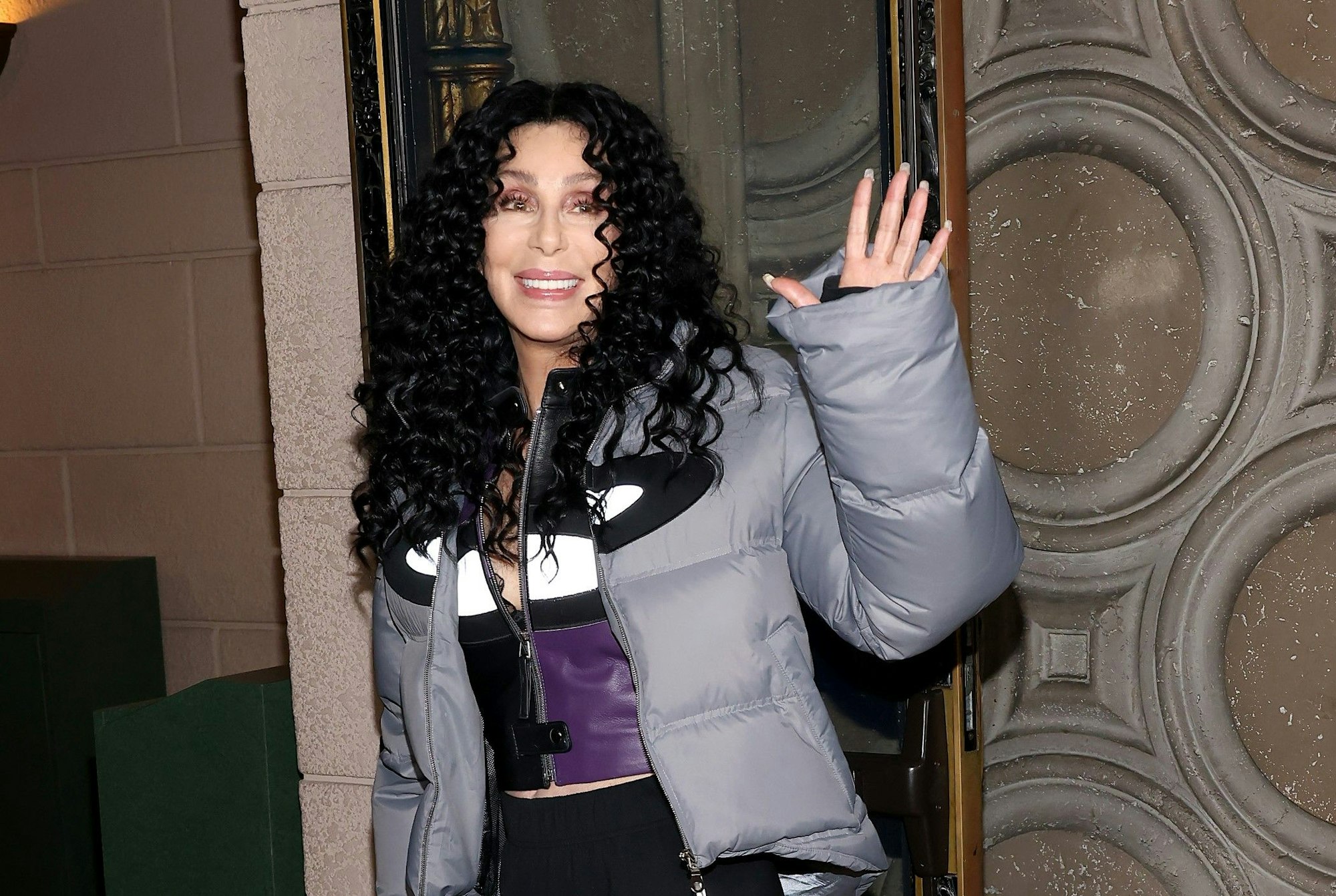 Cher winkt ihren Fans zu.