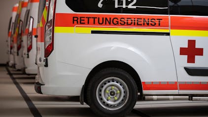Rettungswagen stehen aufgereiht in der Garage in der Rettungswache des Deutschen Roten Kreuzes (DRK) in Mainz.