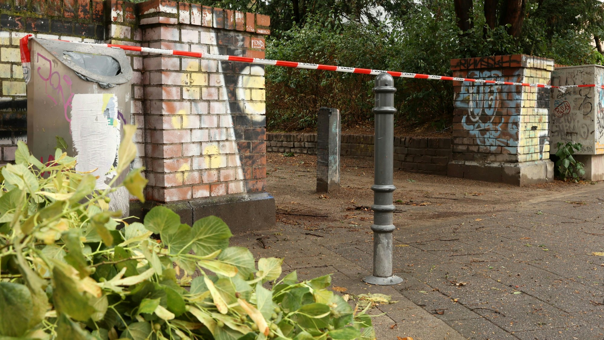 Unwetter in Köln am 24. Juli: Ein gesperrter Eingang zum Stadtgarten wegen der Gefahr von herabfallenden Ästen

