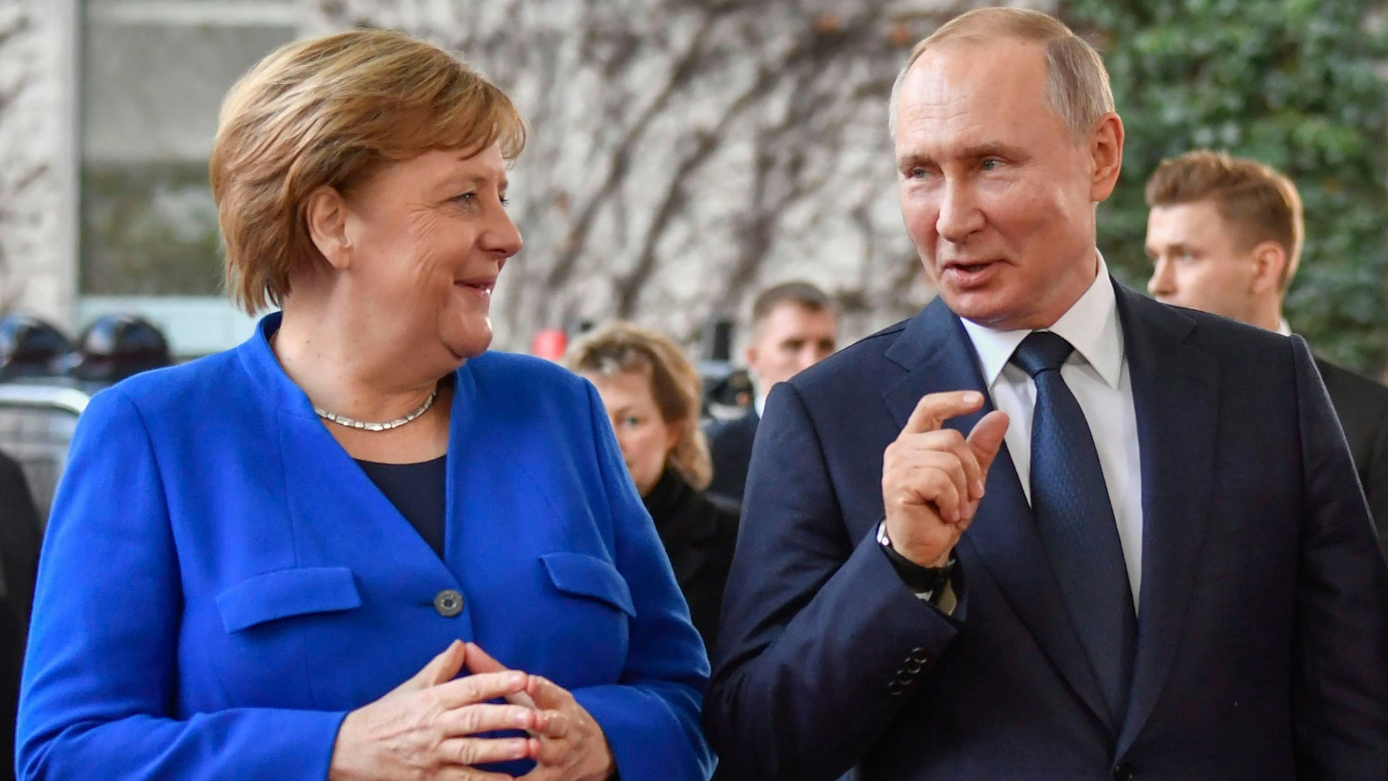 Bundeskanzlerin Angela Merkel begrüßt den russischen Präsidenten Wladimir Putin (C) und den Generalsekretär der Vereinten Nationen (UN) Antonio Guterres bei seiner Ankunft zum Friedensgipfel über Libyen im Kanzleramt in Berlin am 19. Januar 2020. - Die Staats- und Regierungschefs der Welt kommen am 19. Januar 2020 in Berlin zusammen, um einen neuen Vorstoß für den Frieden in Libyen zu unternehmen und zu verhindern, dass das konfliktgeschüttelte Land zu einem „zweiten Syrien“ wird.