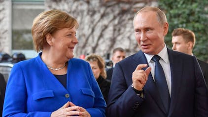 Bundeskanzlerin Angela Merkel begrüßt den russischen Präsidenten Wladimir Putin (C) und den Generalsekretär der Vereinten Nationen (UN) Antonio Guterres bei seiner Ankunft zum Friedensgipfel über Libyen im Kanzleramt in Berlin am 19. Januar 2020. - Die Staats- und Regierungschefs der Welt kommen am 19. Januar 2020 in Berlin zusammen, um einen neuen Vorstoß für den Frieden in Libyen zu unternehmen und zu verhindern, dass das konfliktgeschüttelte Land zu einem „zweiten Syrien“ wird.
