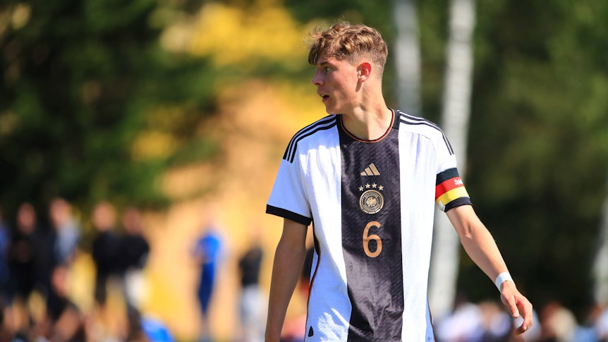 Niklas Swider trägt am 25. Mai 2023 das Trikot der deutschen Nationalmannschaft und die Kapitänsbinde im Spiel der U16-Auswahl des DFB.
