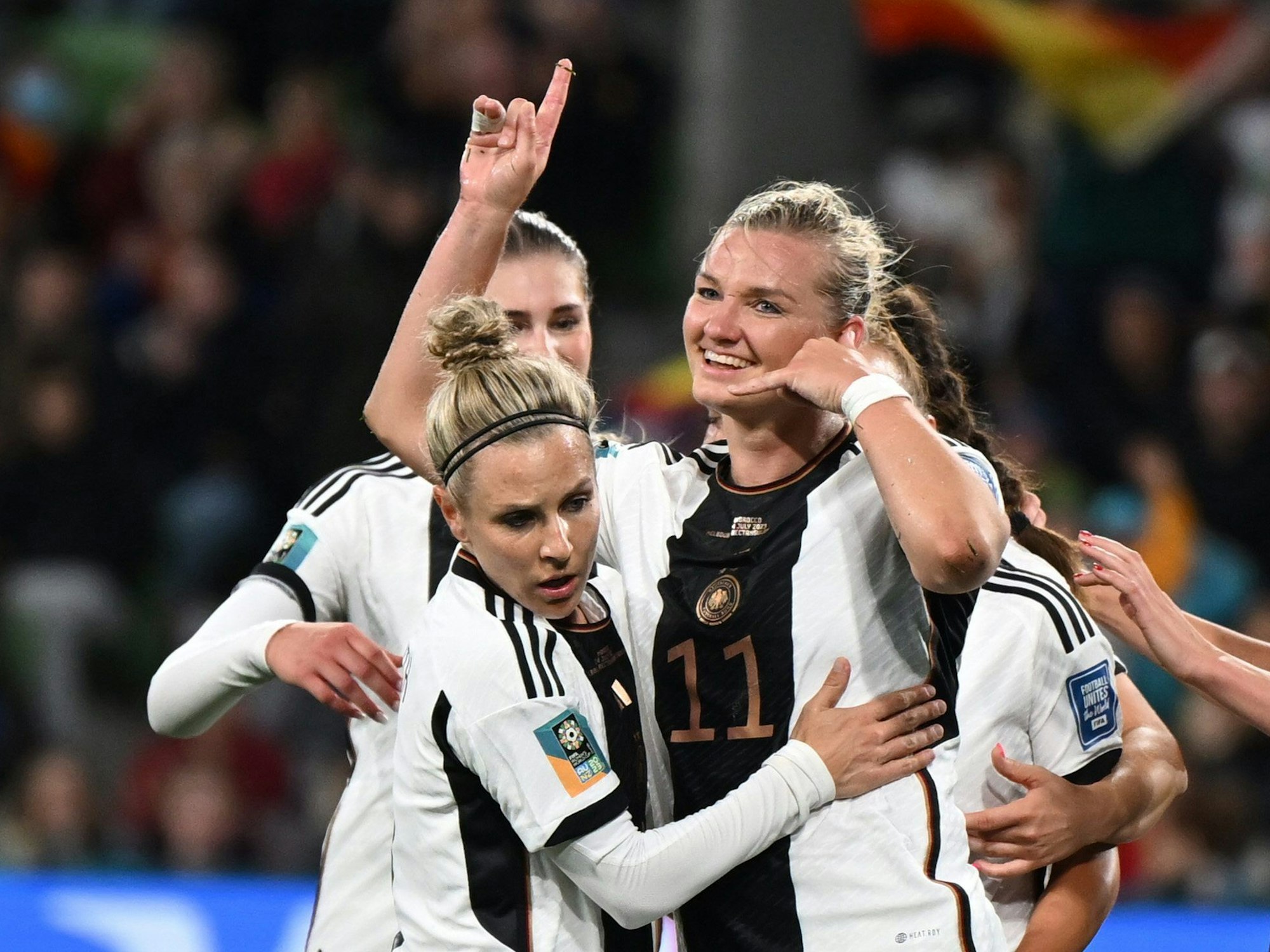 Deutschlands Alexandra Popp (M) feiert mit ihren Spielerkolleginnen das 2:0.