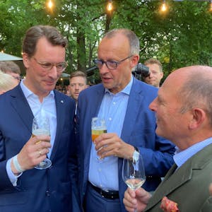 NRW-Ministerpräsident Hendrik Wüst (links, CDU) und CDU-Vorsitzender Friedrich Merz beim Sommerfest des Landes NRW in Berlin am 21.6.2023