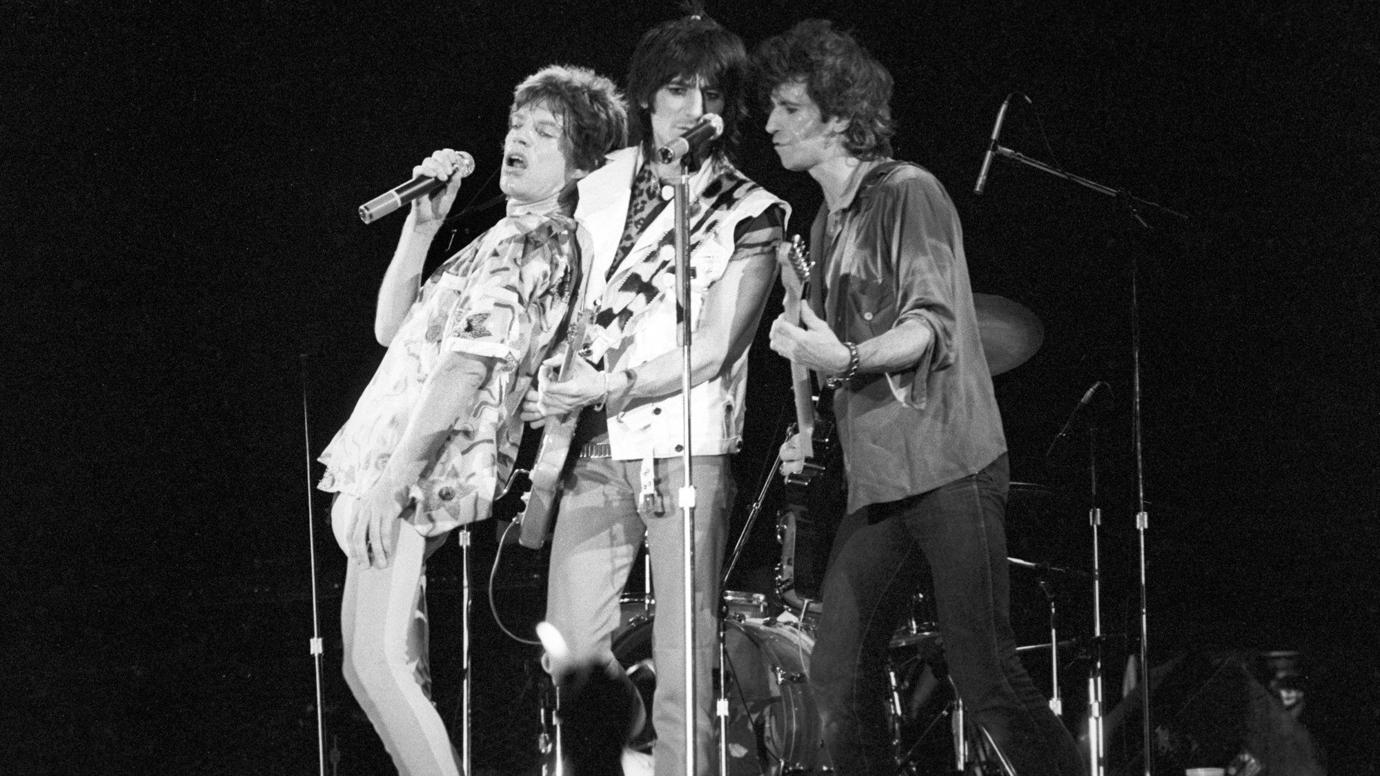 ARCHIV - 29.06.1982, Hessen, Frankfurt: Mick Jagger (l-r), Ron Wood und Keith Richards während des Konzertes der Rolling Stones in der Festhalle. Mick Jagger, Frontman der Rolling Stones, feiert am 26. Juli 2023 seinen 80. Geburtstag. (zu dpa: «Rolling-Stones-Sänger und ewige Rockikone: Mick Jagger wird 80») Foto: Roland Holschneider/dpa +++ dpa-Bildfunk +++