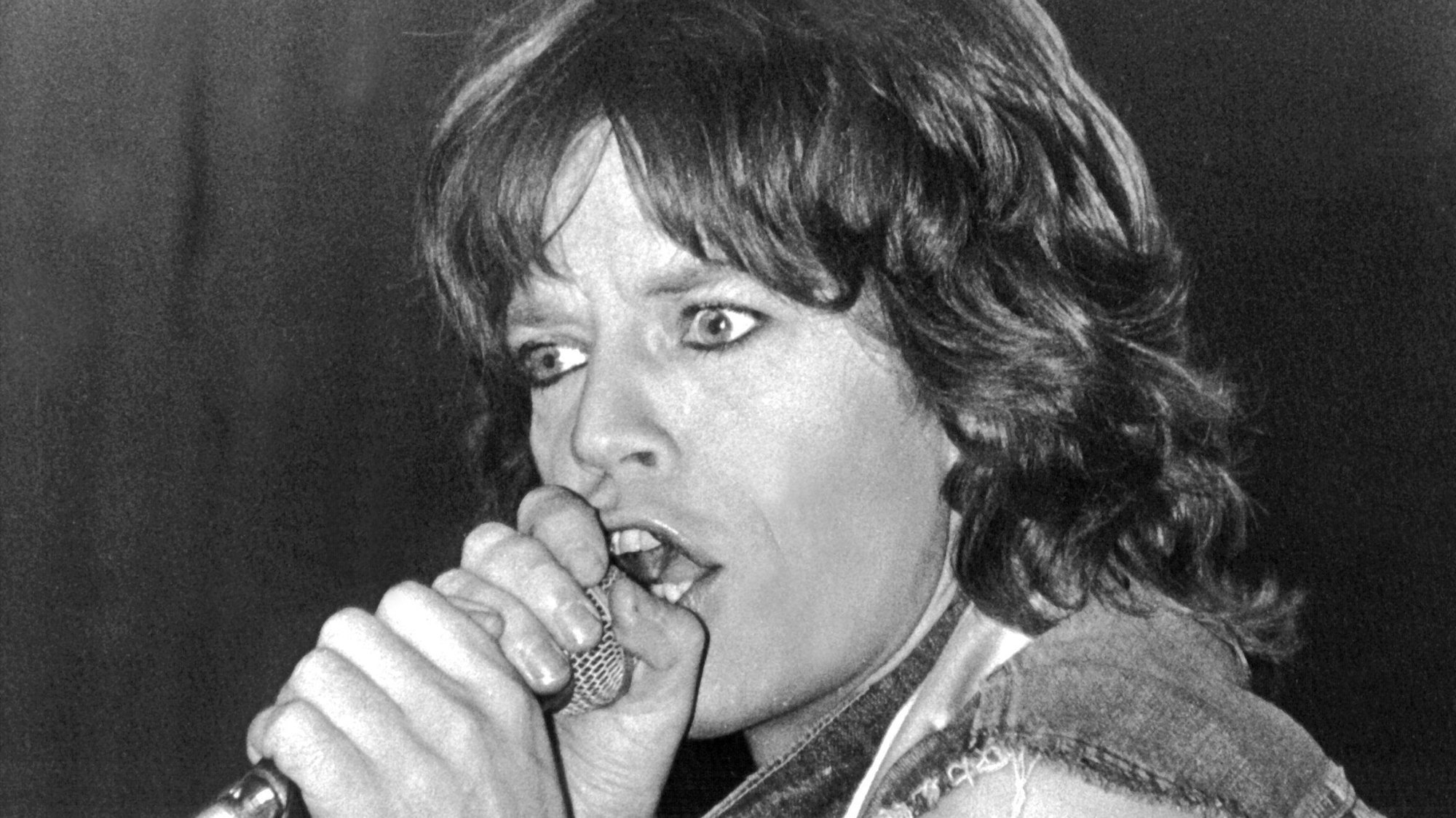ARCHIV - 02.10.1973, Hamburg: Mick Jagger während eines Auftritts der Rolling Stones in der Hamburger Ernst-Merck-Halle. Mick Jagger, Frontman der Rolling Stones, feiert am 26. Juli 2023 seinen 80. Geburtstag. (zu dpa: «Rolling-Stones-Sänger und ewige Rockikone: Mick Jagger wird 80») Foto: picture alliance / dpa +++ dpa-Bildfunk +++