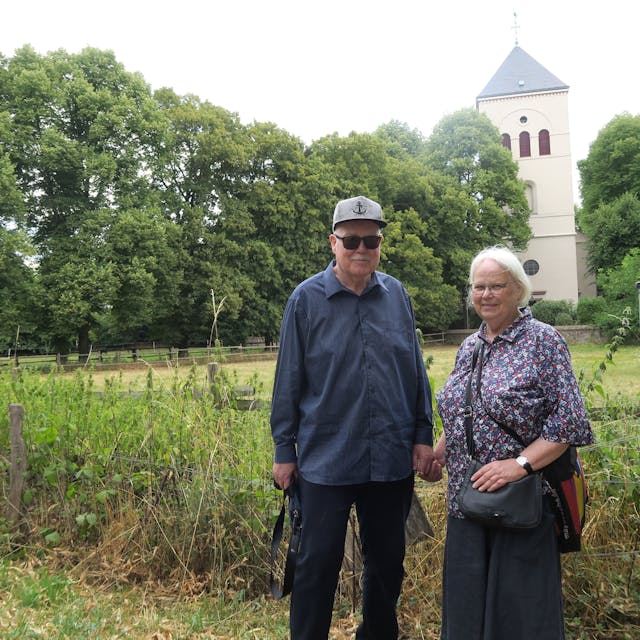 Zwei Menschen vor der Kirche fotografiert.