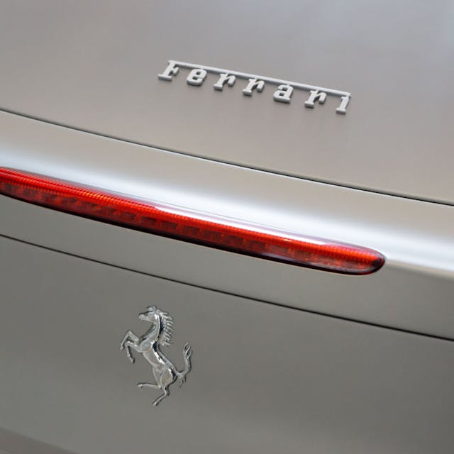 Nahaufnahme eines grauen Ferraris.