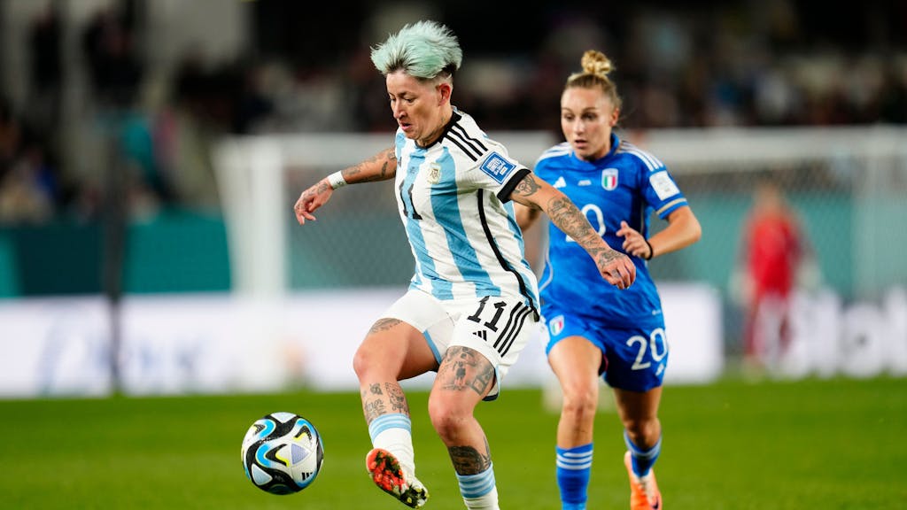 Argentiens  Yamila Rodriguez (l) kontrolliert den Ball.