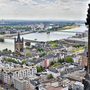 Stadt der Brücken: Blick vom Dom auf drei Kölner Rheinbrücken.