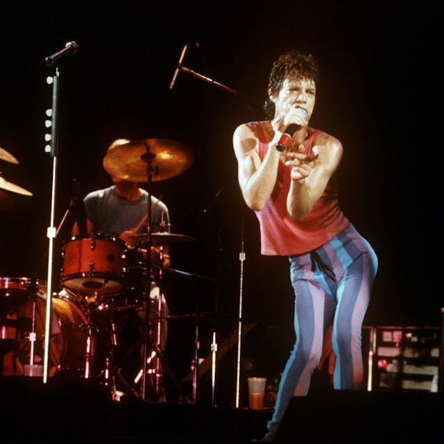 ARCHIV - 30.06.1982, Hessen, Frankfurt: Mick Jagger während des Konzertes der Rolling Stones in der Festhalle. Mick Jagger, Frontman der Rolling Stones, feiert am 26. Juli 2023 seinen 80. Geburtstag. (zu dpa: «Rolling-Stones-Sänger und ewige Rockikone: Mick Jagger wird 80») Foto: Roland Holschneider/dpa +++ dpa-Bildfunk +++