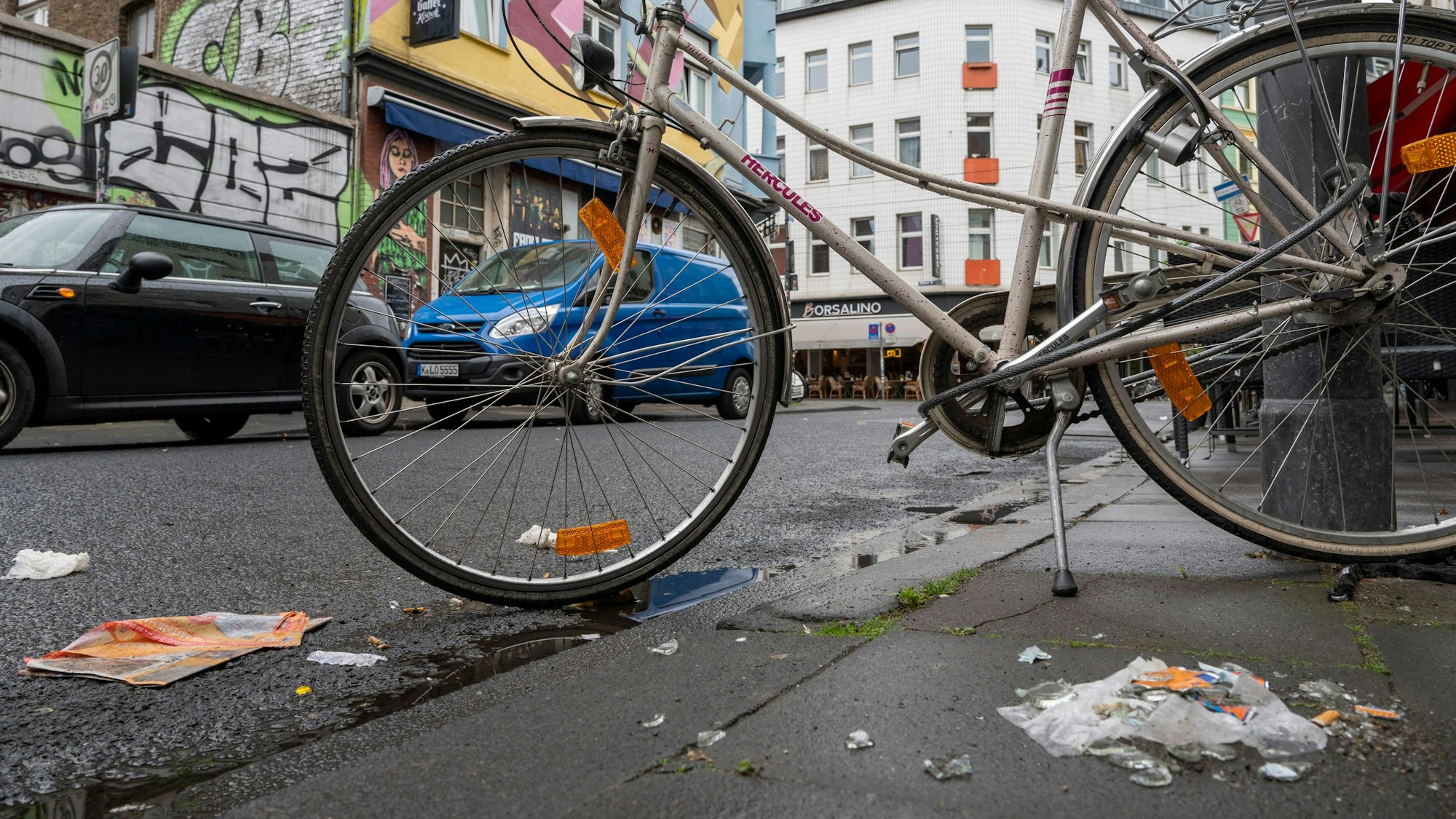 23.07.2023, Köln: Die Zülpicherstraße ist dank der AWB ungewöhnkich sauber. An Wochenenden hinterlassen Feiernde oft viel Müllauf den Partymeilen . Foto: Uwe Weiser