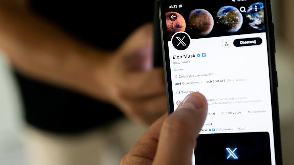 Ein X-Logo ist auf dem Konto von Twitter-Besitzer Musk auf einem Smartphone zu sehen.