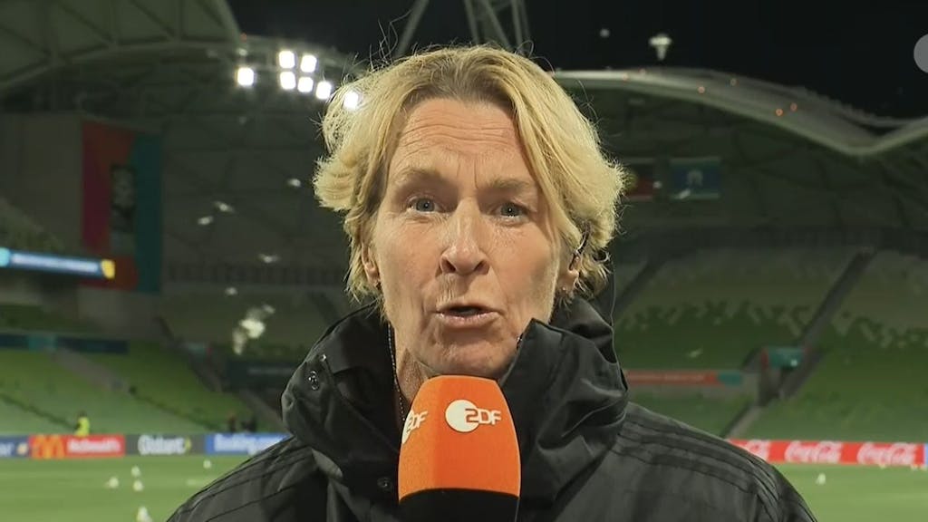 Ein Möwenschwarm fliegt beim Interview von Martina Voss-Tecklenburg mit dem ZDF im Hintergrund umher.