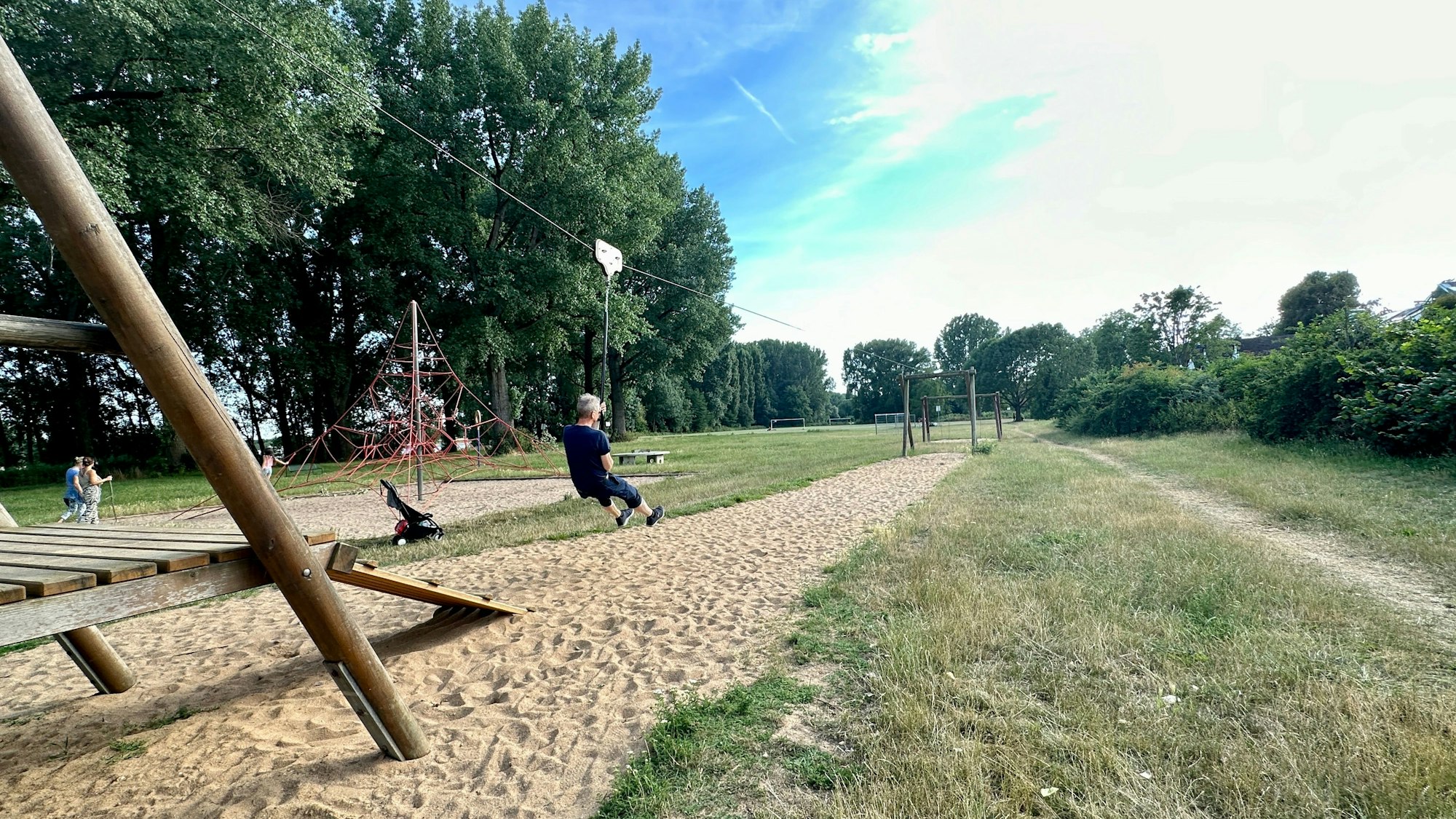 Auf dem Abenteuerspielplatz in Sürth fährt ein Junge Seilbahn.