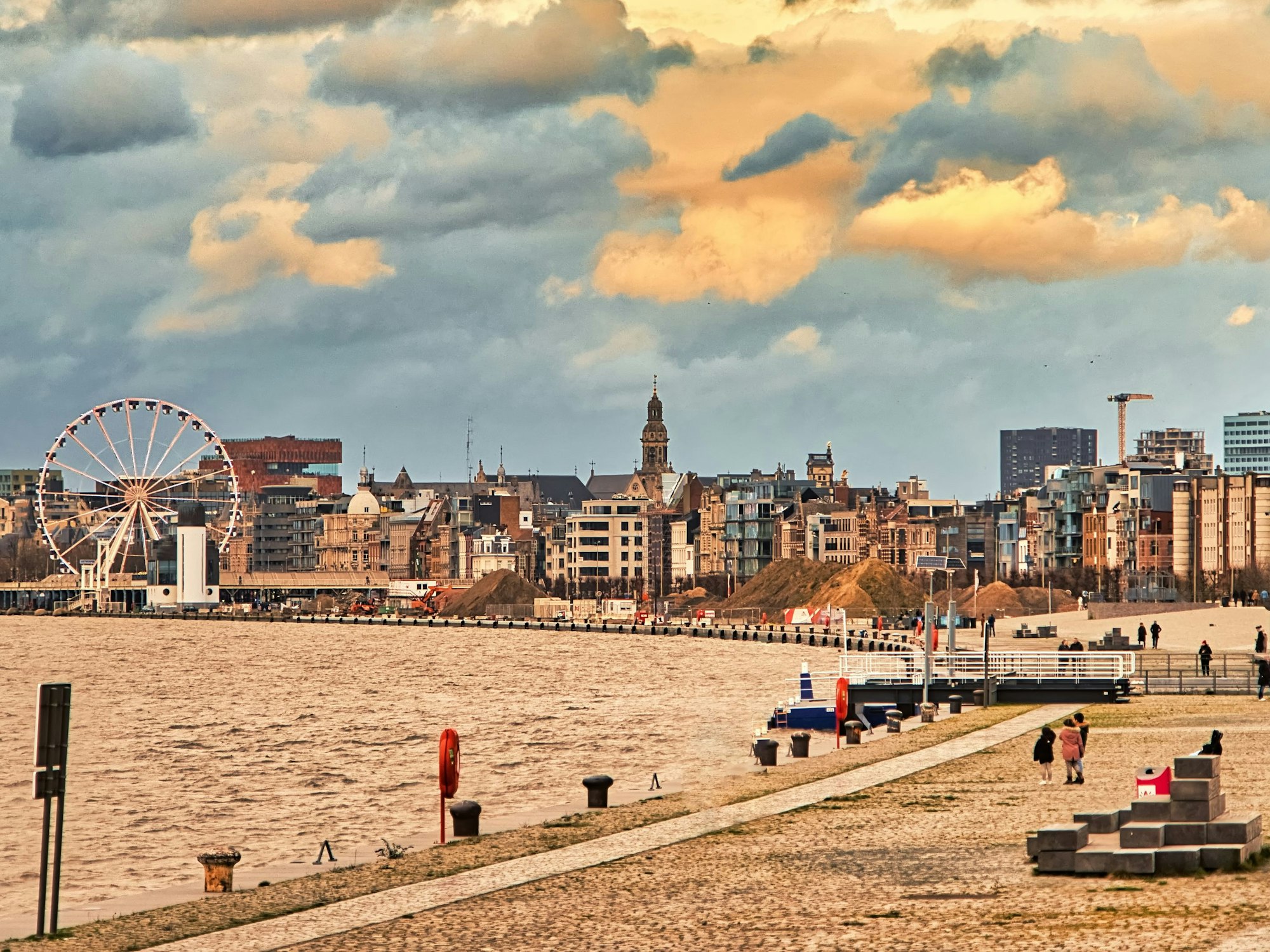Stadtansicht von Antwerpen bei bedecktem Himmel