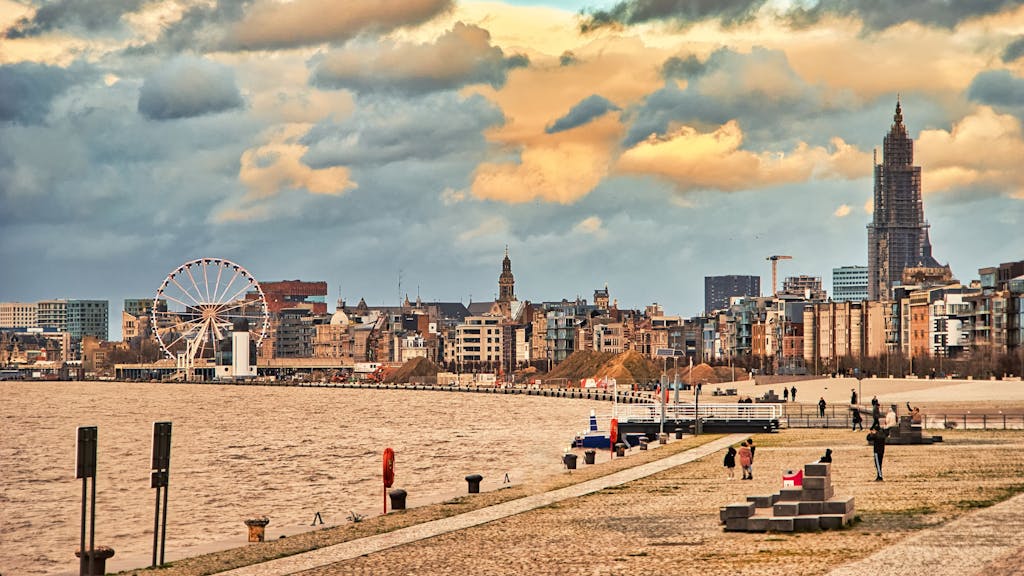 Stadtansicht von Antwerpen bei bedecktem Himmel