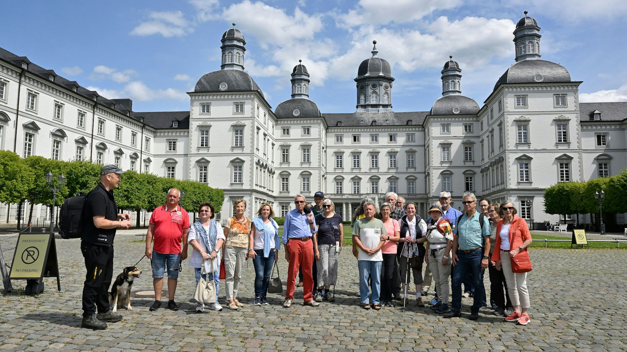 Eine Wandergruppe steht im Innenhof von Schloss Bensberg.