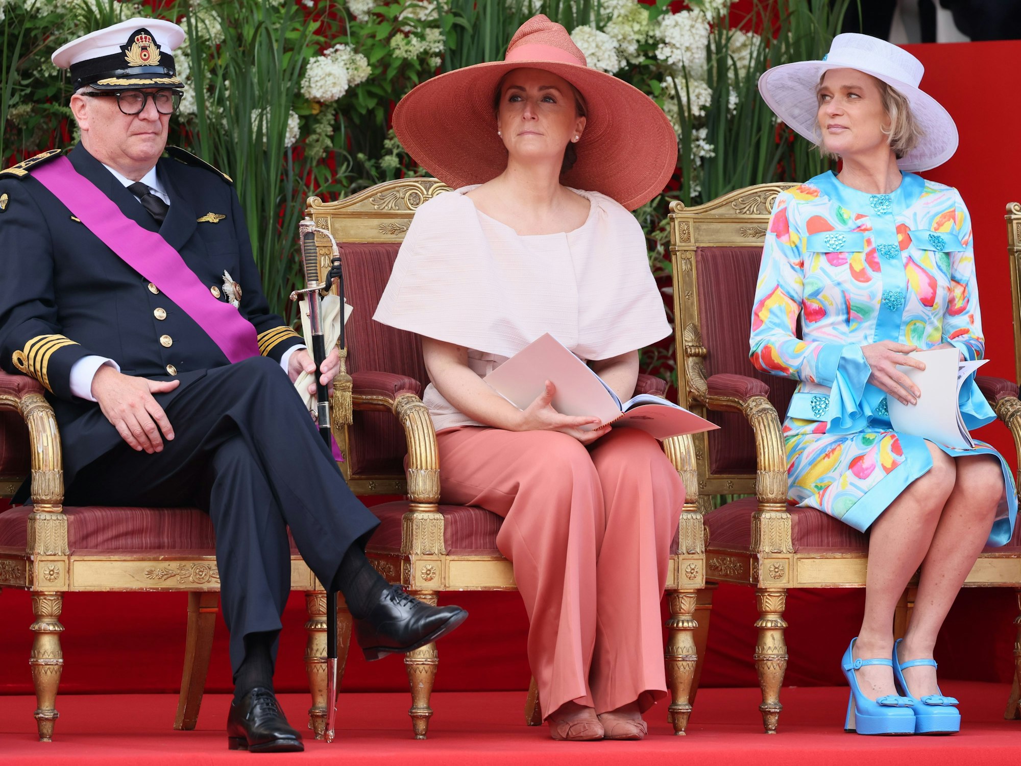 König Philippe hat noch einen Bruder: Prinz Laurent (l) von Belgien, hier mit Ehefrau Prinzessin Claire und Halbschwester Prinzessin Delphine von Belgien.