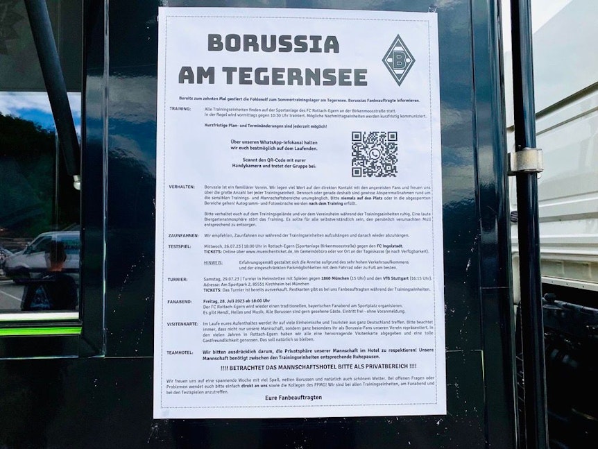 Borussia am Tegernsee! Auf der Sportanlage Birkenmoos sind mehrere Hinweisschilder aufgestellt worden, auf denen Gladbach-Fans die für sie geltenden Spielregeln während des Trainingslagers am Tegernsee nachlesen können. Das klappt auch in diesem Jahr bislang tadellos.