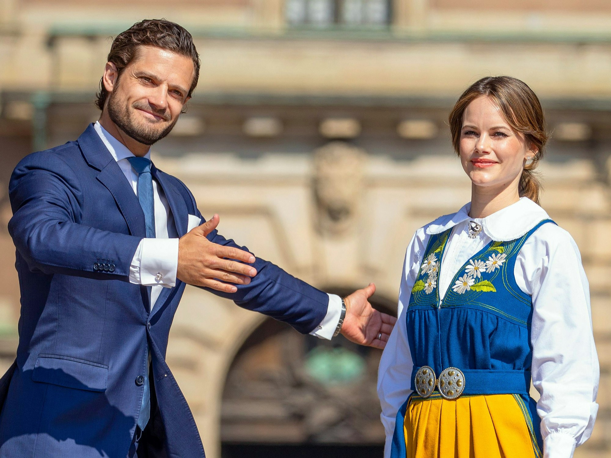 Prinz Carl Philip und Prinzessin Sofia von Schweden stehen vor dem Schloss anlässich des schwedischen Nationaltages.