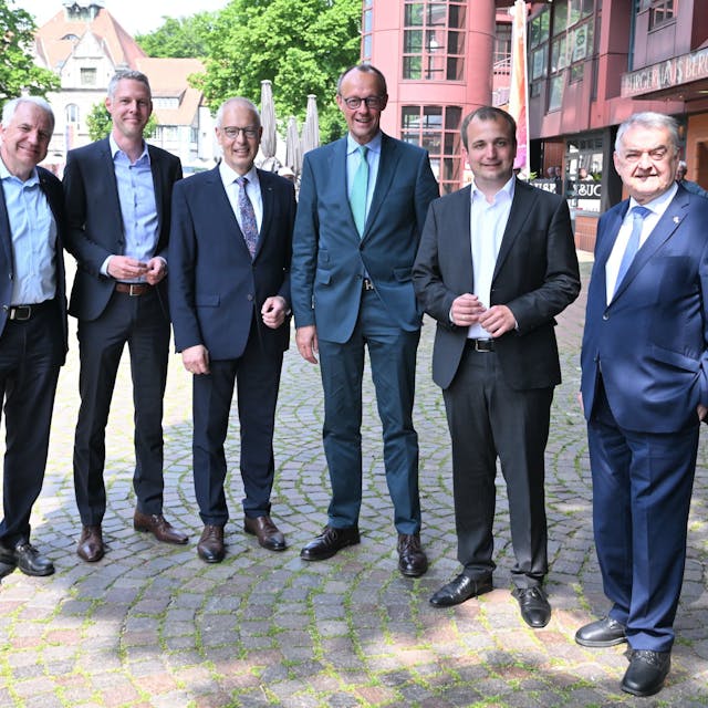 Rheinisch-bergische CDU-Politiker stehen mit dem CDU-Bundesvorsitzenden&nbsp; Friedrich Merz vor dem Bergischen Löwen in Bergisch Gladbach.&nbsp;