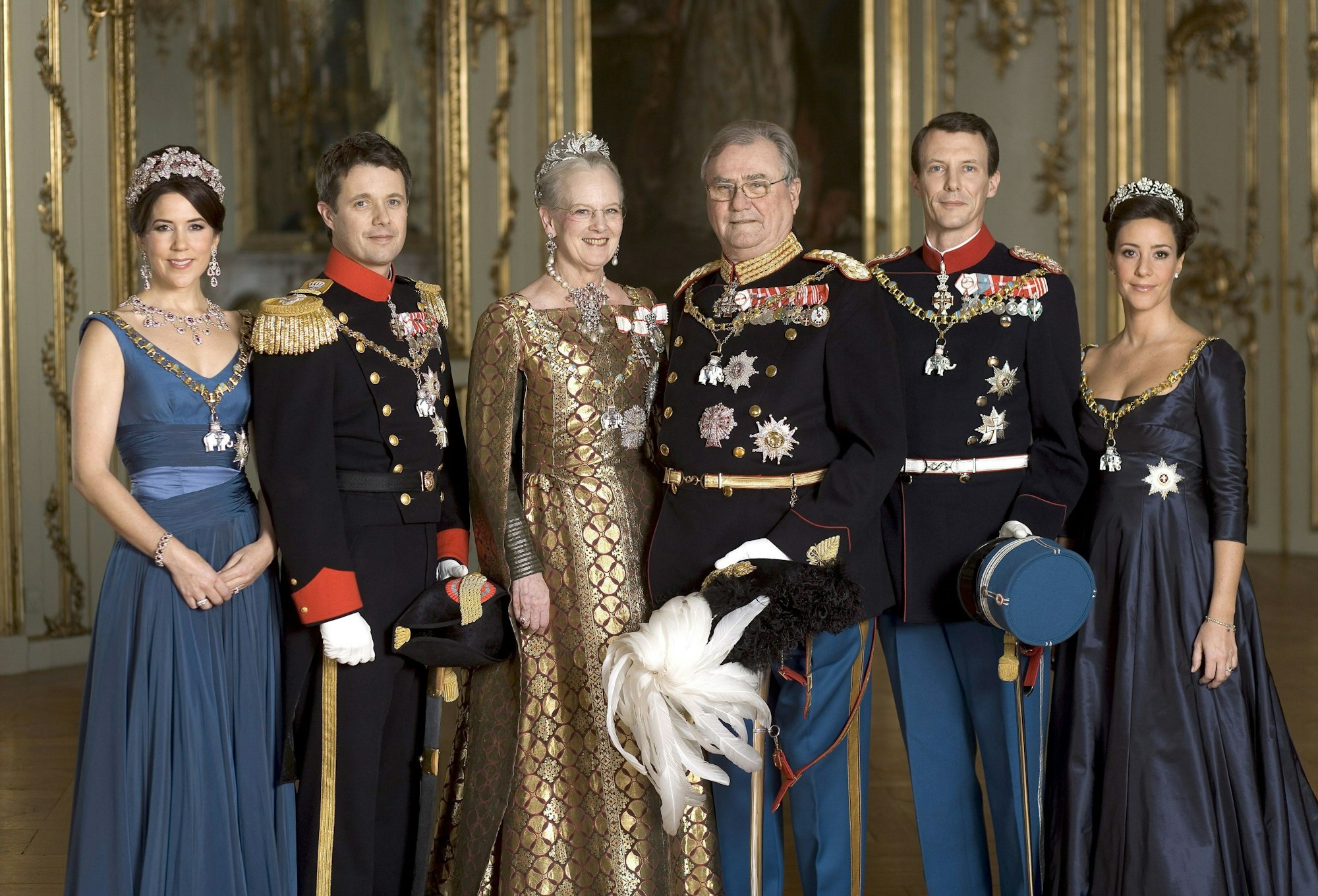Das dänische Königshaus: Kronprinzessin Mary, Kronprinz Frederik, Königin Margrethe II., Prinz Henrik (†), Prinz Joachim und Prinzessin Marie (v.l.n.r.) im Amalienburg Palast in Kopenhagen.