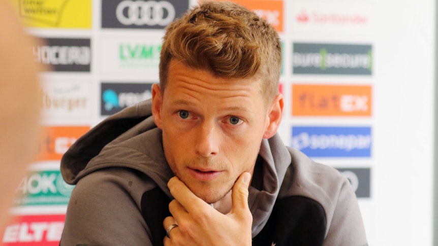 Jonas Omlin, Torhüter von Borussia Mönchengladbach, hat sich im Trainingslager der Fohlen-Elf am Dienstag (25. Juli 2023) zu einem möglichen Transfer von Fabian Rieder geäußert. Omlin wirkt nachdenklich.