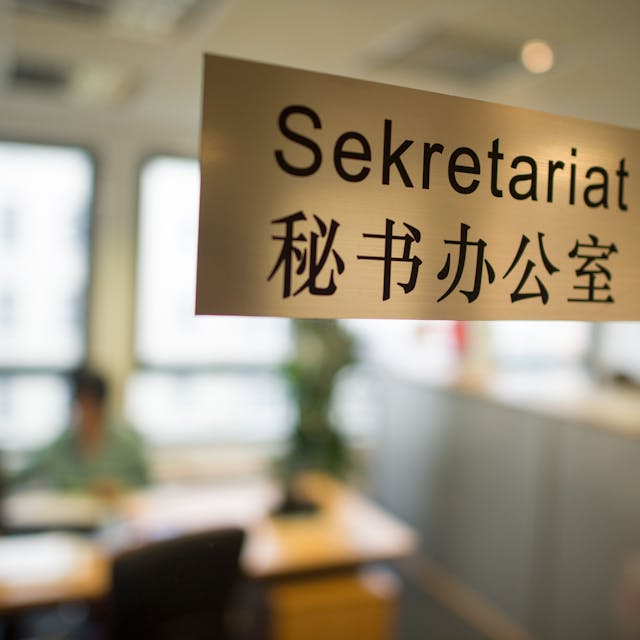Ein Schild mit der Aufschrift „Sekretariat“auf Deutsch und in chinesischen Schriftzeichen: Sekretariat eines Konfuzius-Instituts in NRW (Symbolbild/Archivbild)