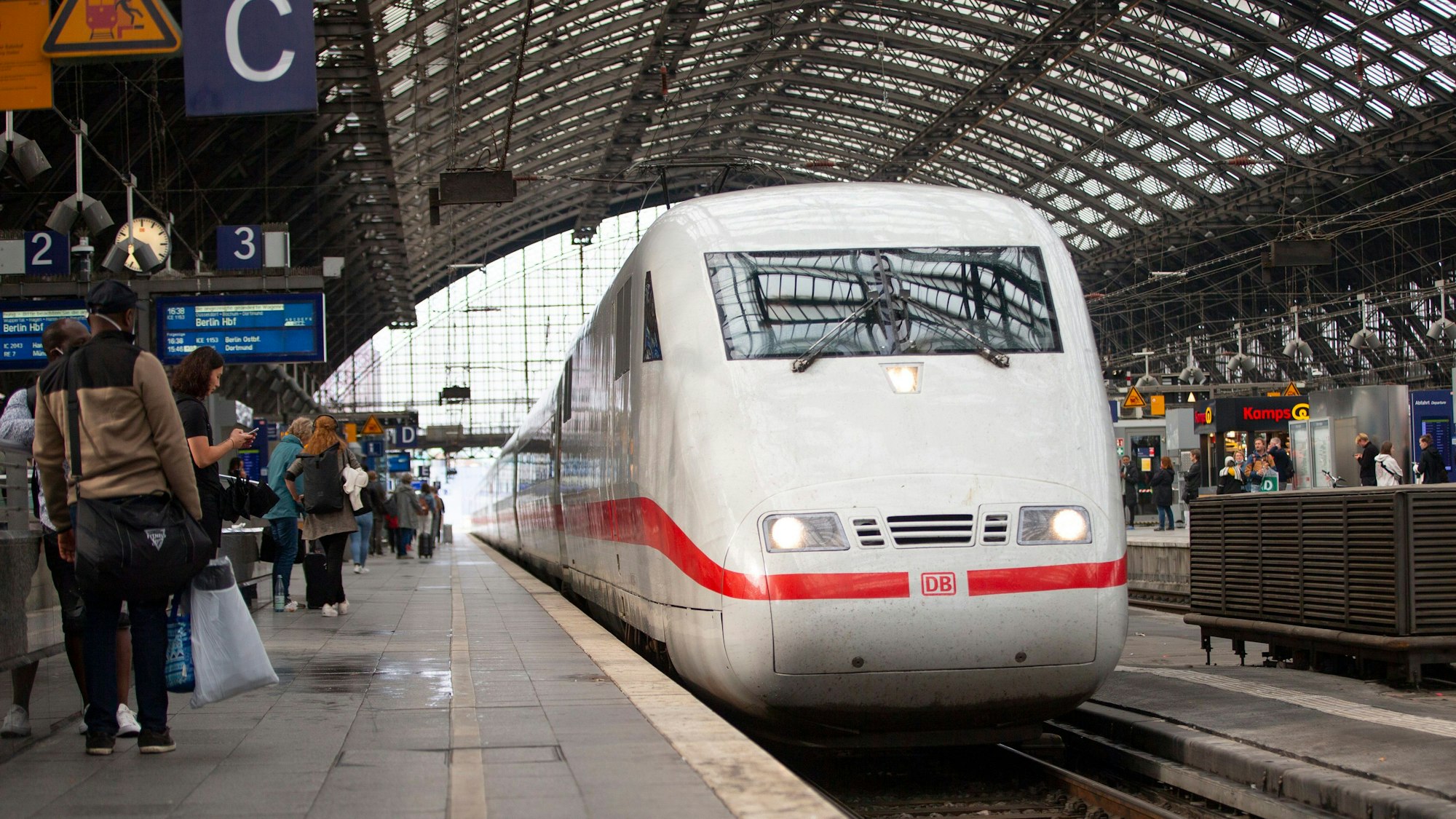 Ein ICE-Zug hält Einfahrt in den Kölner Hauptbahnhof (Symbolbild)