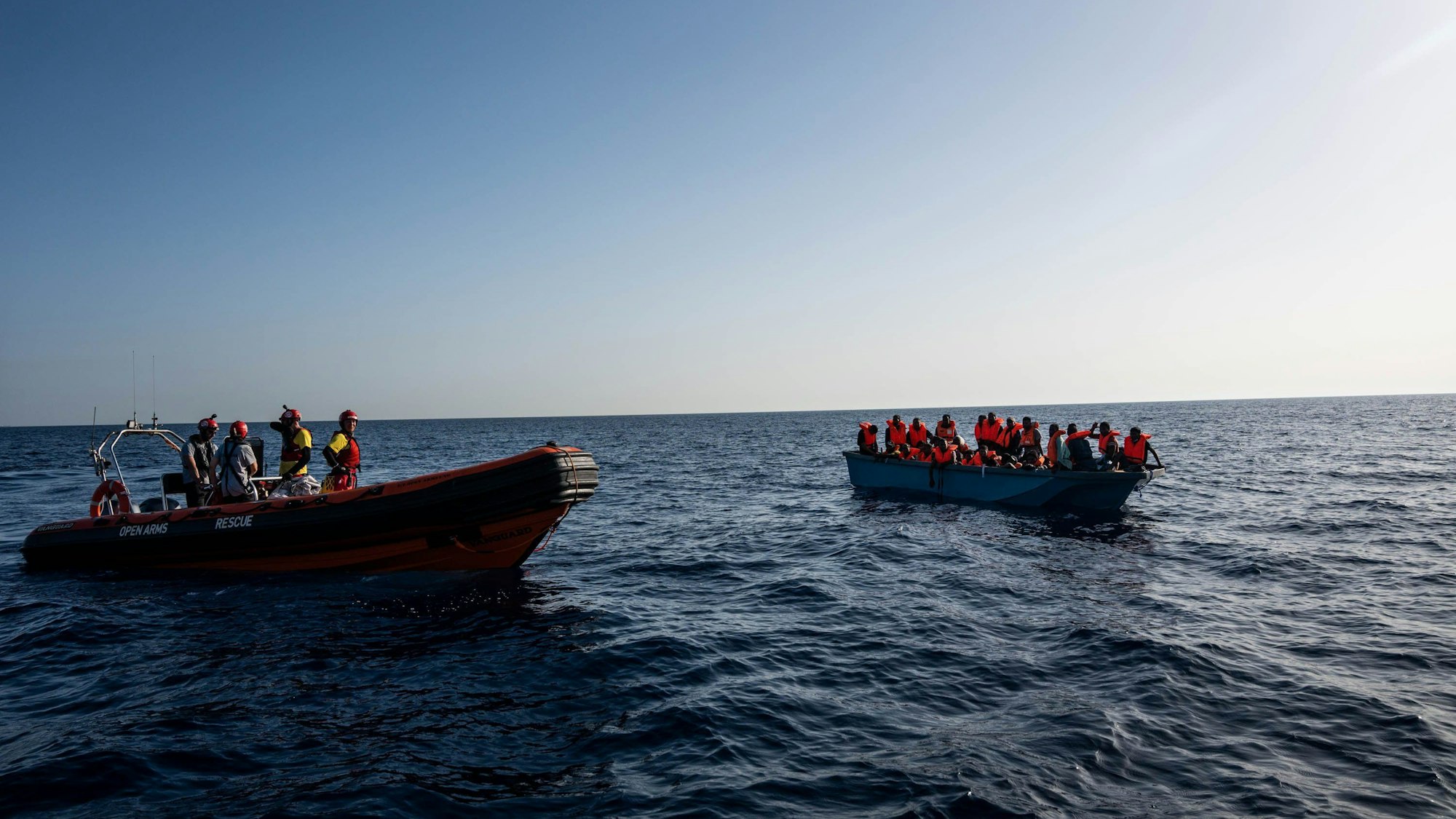 Freiwillige von Open Arms im Einsatz, nachdem über 70 Migranten im Mittelmeer gerettet wurden.
