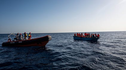 Freiwillige von Open Arms im Einsatz, nachdem über 70 Migranten im Mittelmeer gerettet wurden.&nbsp;