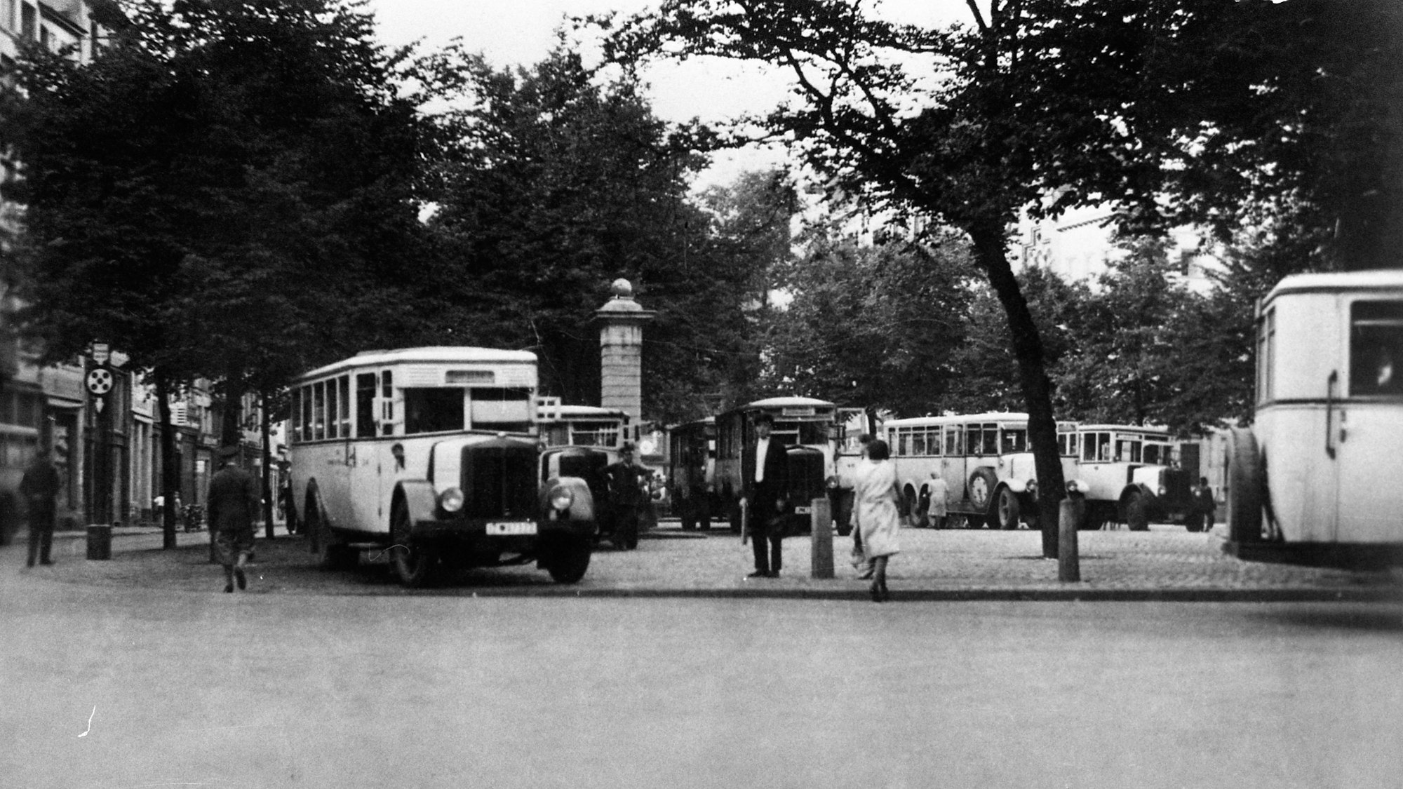Busse der KVB stehen auf dem historischen Foto auf dem Alter Markt in Köln.