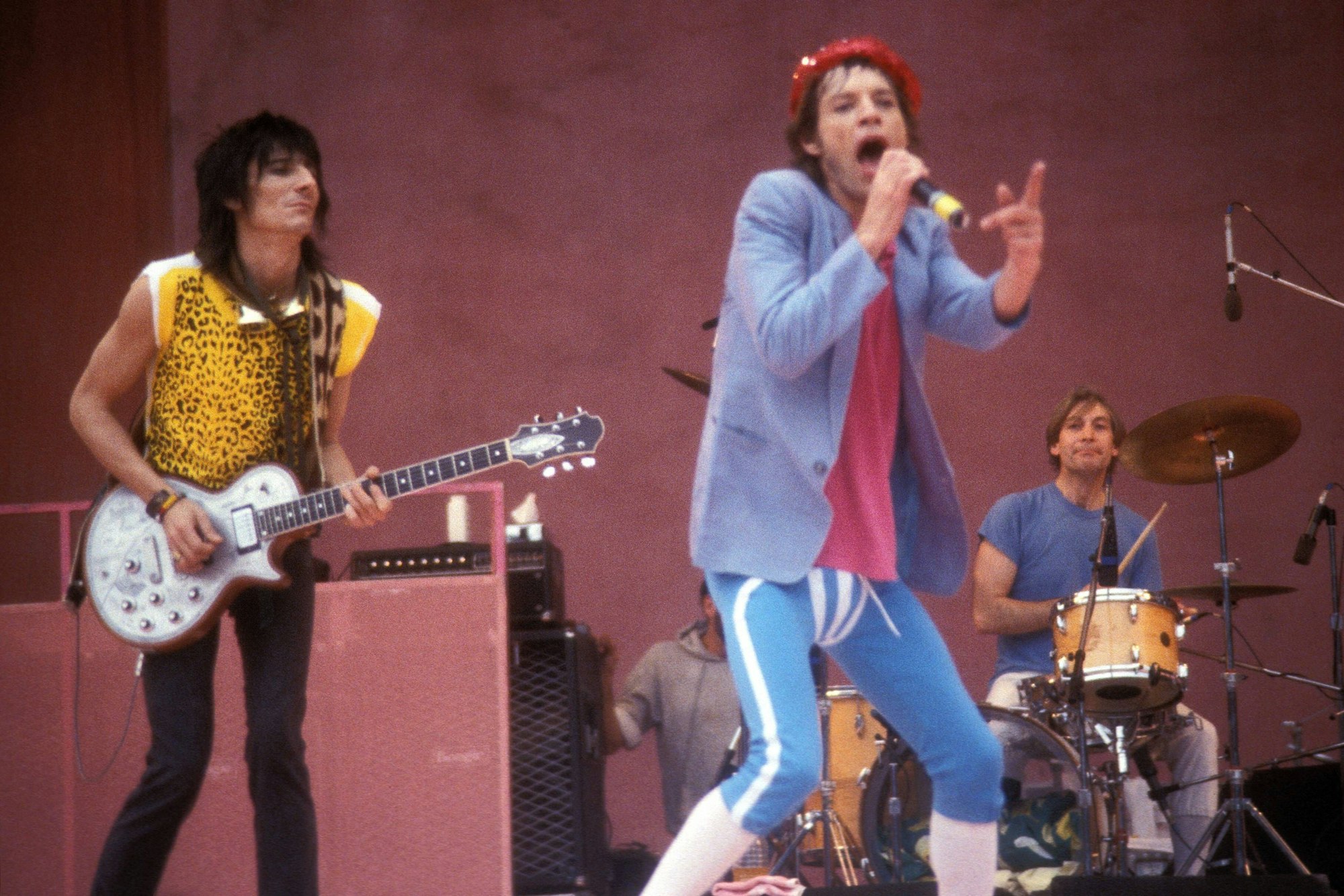 Ron Woods, Mick Jagger und Charlie Watts musizieren auf der Bühne.