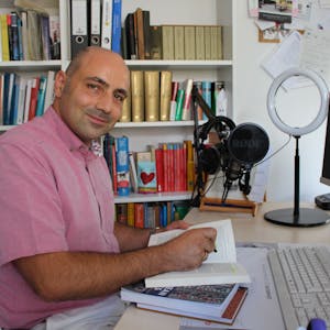 Das Foto zeigt Dr. Yaman Kouli in seinem Büros in Satzvey.
