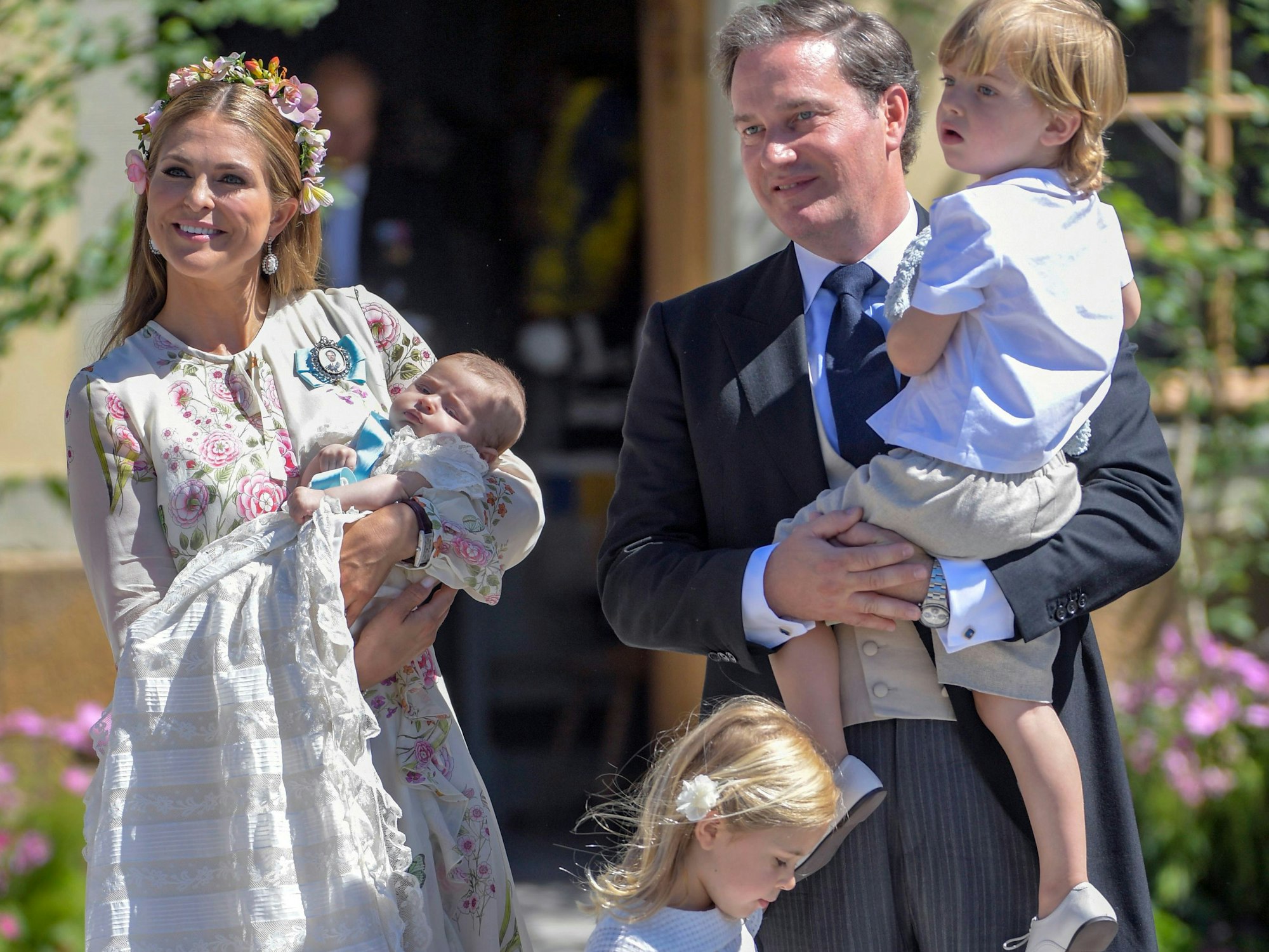 Prinzessin Madeleine von Schweden steht mit Ehemann Christopher O'Neill und ihren Kindern Prinzessin Leonore, Prinz Nicolas und Prinzessin Adrienne anlässlich der Taufe von Prinzessin Adrienne vor der Kapelle von Schloss Drottningholm.