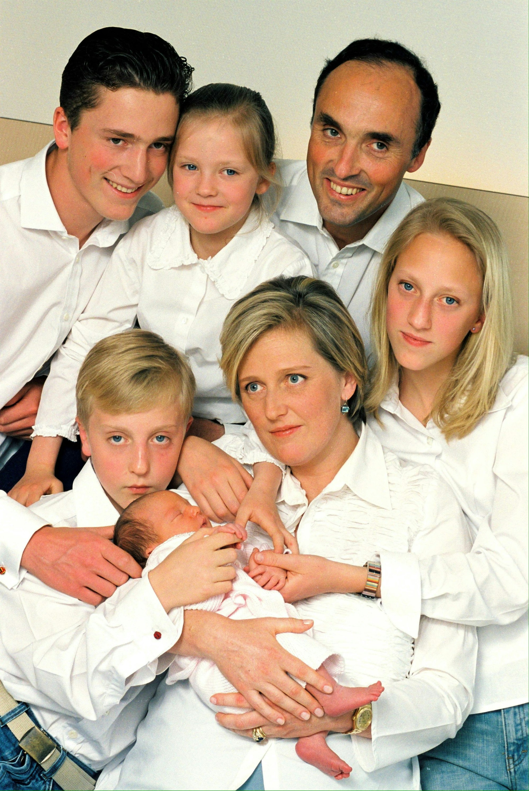 Astrid von Belgien - hier auf einem Familienbild aus dem Jahr 2003 - mit Ehemann Prinz Lorenz und den gemeinsamen Kindern Prinz Amedeo, Prinzessin Louisa-Maria, Prinz Joachim, Prinzessin Maria-Laura und Prinzessin Laetitia-Maria ist die Schwester von König Philippe.