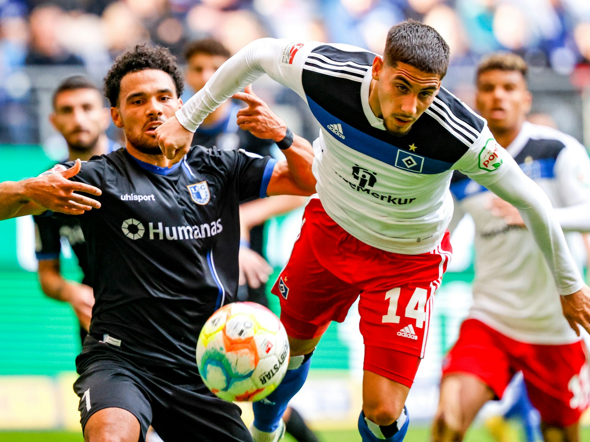 Magdeburgs Mohammed El Hankouri (l) und Hamburgs Ludovit Reis kämpfen um den Ball.