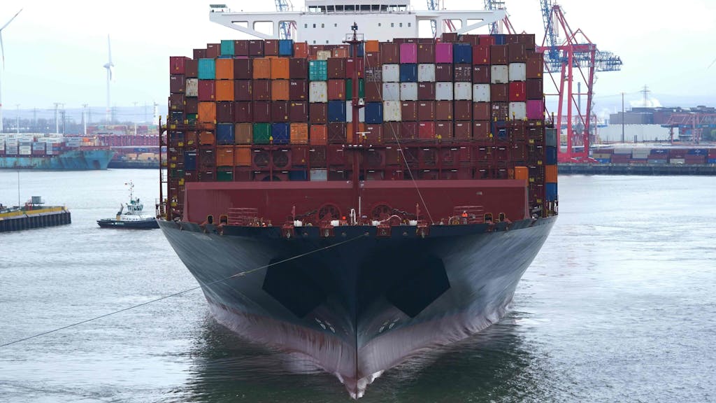Das riesige Containerschiff „Tihama“ von der Reederei Hapag-Lloyd wird auf der Elbe an einen Containerterminal geschleppt, hier im März 2023 in Hamburg.
