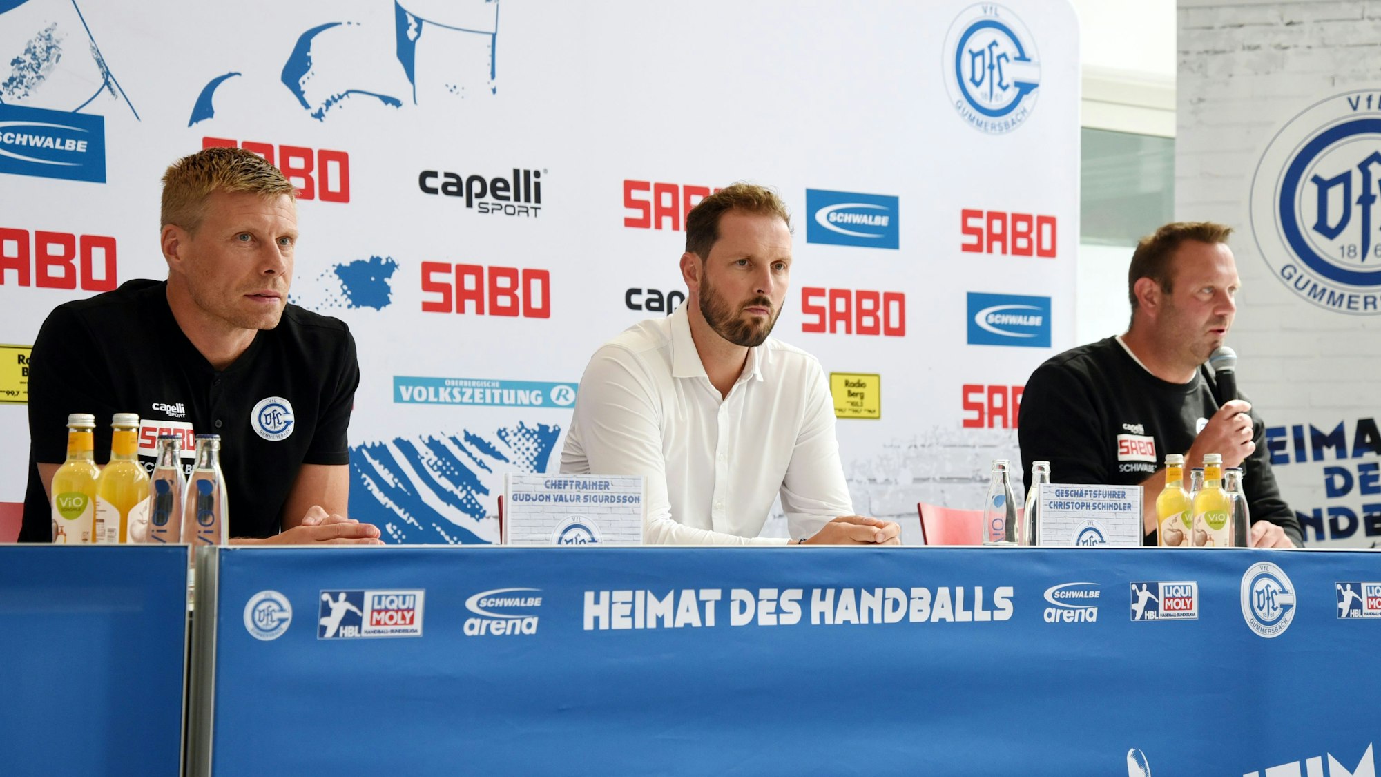 Auf dem Podium der Saisoneröffnungspressekonferenz sitzen von links: Trainer Gudjon Valur Sigurdsson, Geschäftsführer Christoph Schindler und Sprecher Dirk Hartmann
