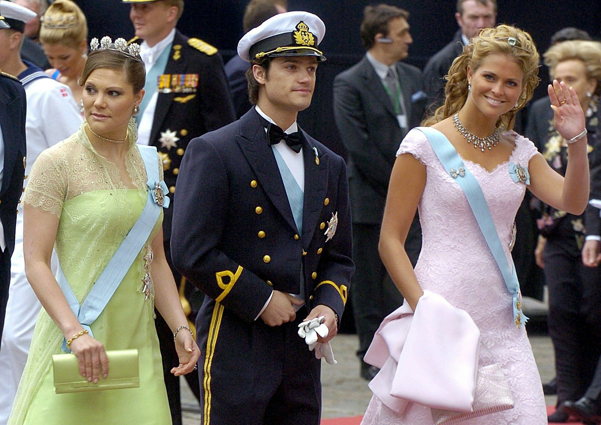 Konprinzessin Victoria von Schweden (l-r) und ihre Geschwister Prinz Carl Philip und Prinzessin Madeleine treffen am 14.05.2004 vor dem Dom in Kopenhagen zu der Trauung des dänischen Kronprinzen Frederik ein.