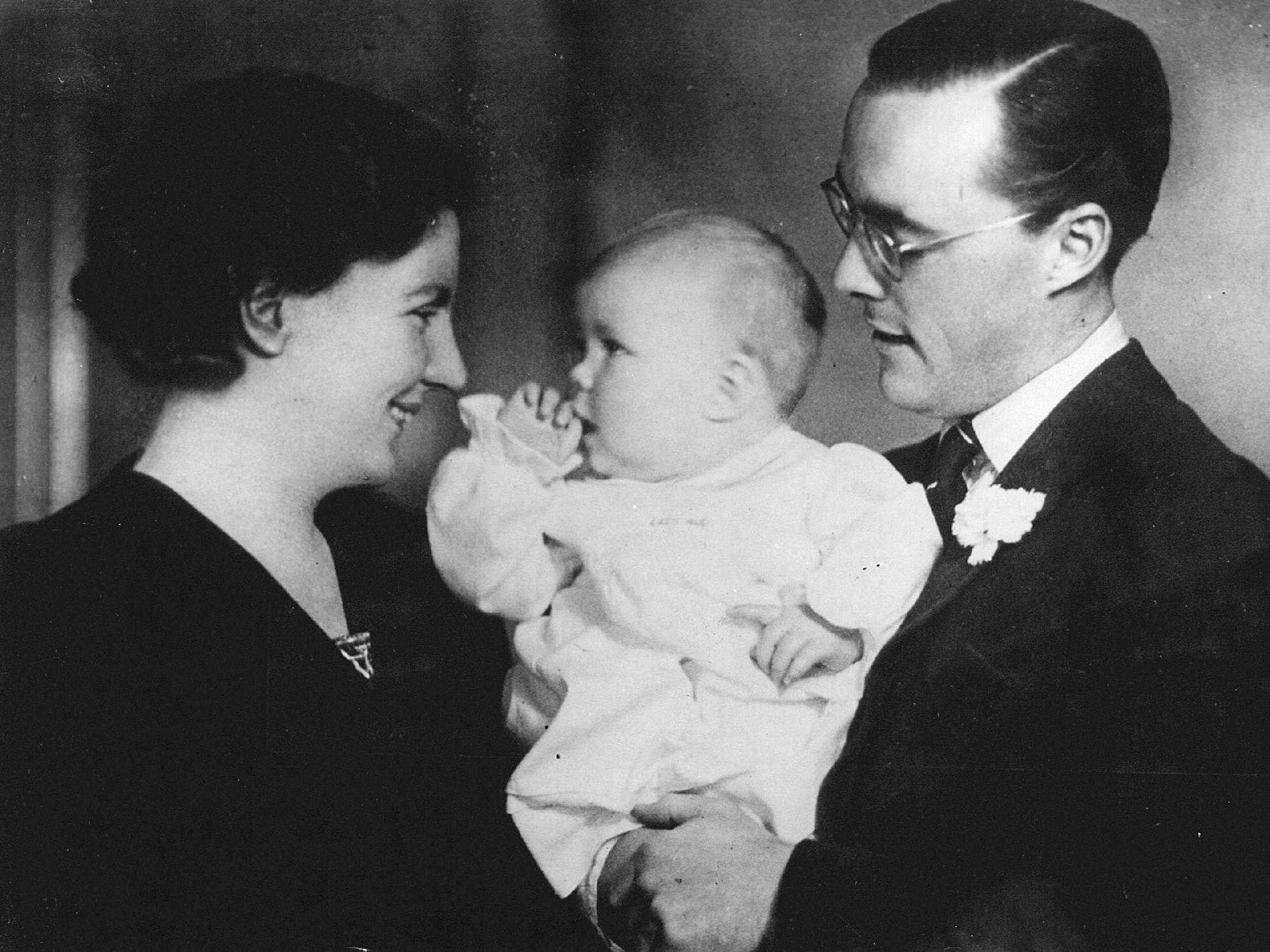 Ein Foto aus dem Jahr 1938 zeigt Prinz Bernhard, Ehefrau Prinzessin Juliana und Töchterchen Prinzessin Beatrix der Niederlande.