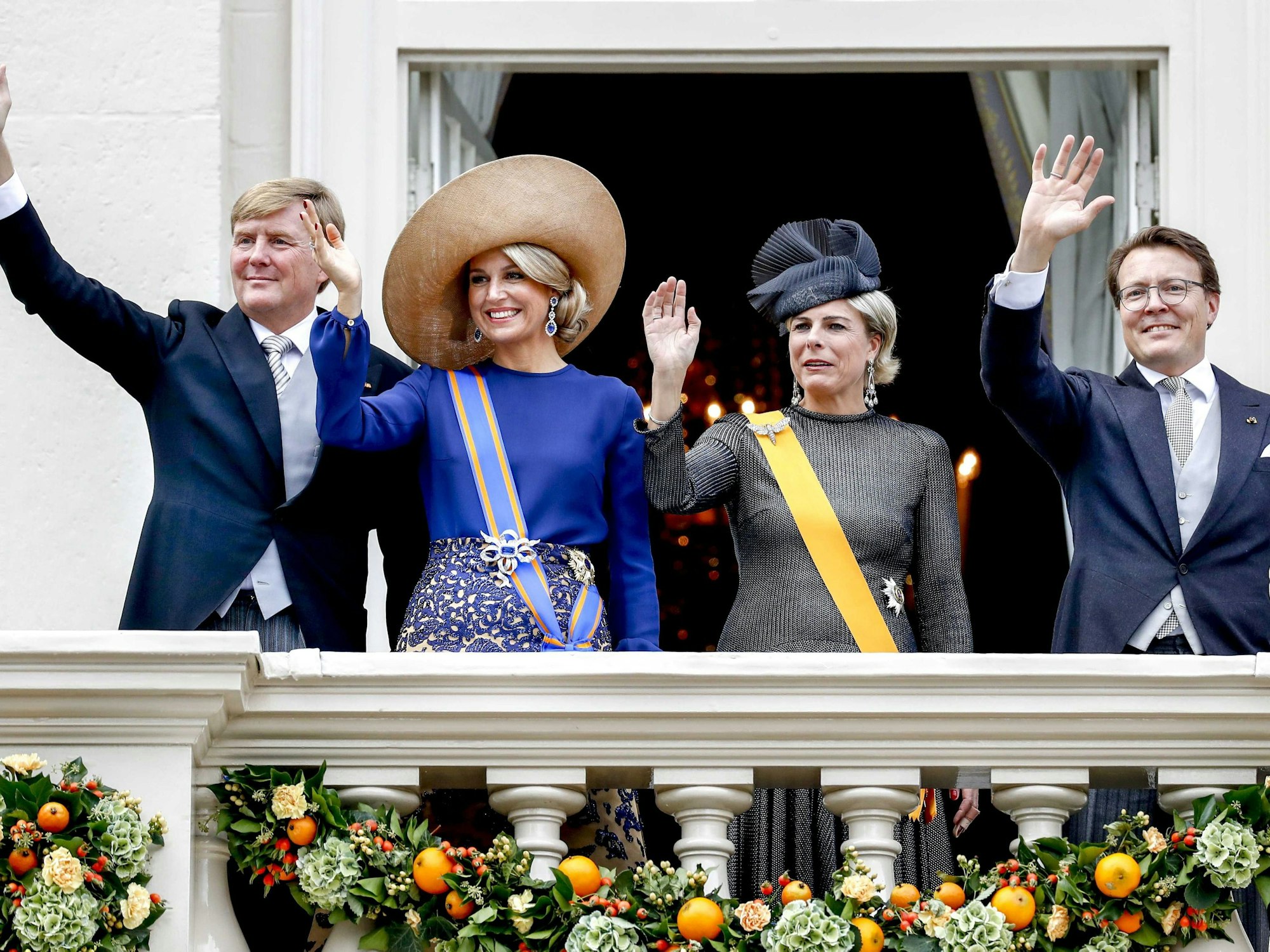König Willem-Alexander und Königin Maxima winken gemeinsam mit Prinzessin Laurentien und Prinz Constantijn (v.l.) am 20. September 2016 auf dem Balkon des Palastes.